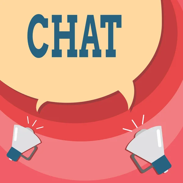 Написання тексту Chat. Концепт означає брати участь в обговоренні, яке включає відправку повідомлень через Інтернет Halftone Blank Speech Bubble Two Tails, що вказують на різний Мегафон. — стокове фото