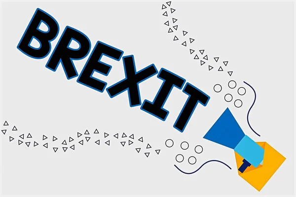 Ordskrivning text Brexit. Affärsidé för framtida potentiell avgång för Storbritannien från Europeiska unionen Megafone kommer ut ur ett öppet kuvert som tillkännager tal och samtal. — Stockfoto
