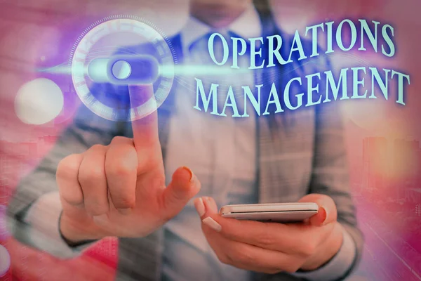 Schrijfbriefje met Operations Management. Bedrijfsfototentoonstelling zorgt voor input voor output van de productie en levering. — Stockfoto