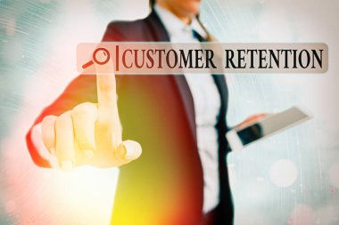 Müşteri Saklama 'yı gösteren bir not yazıyorum. Sadık müşterileri elde tutmak için iş fotoğrafı sergileniyor..