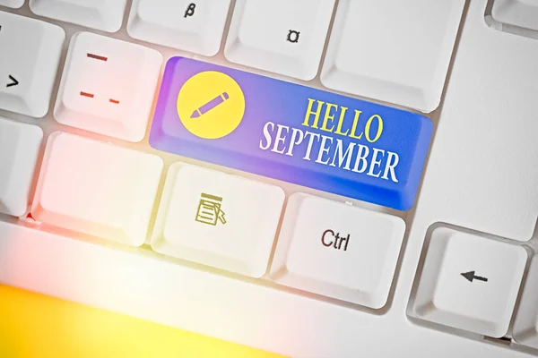 Signo de texto que muestra Hello September. Foto conceptual Deseando ansiosamente una cálida bienvenida al mes de septiembre . —  Fotos de Stock