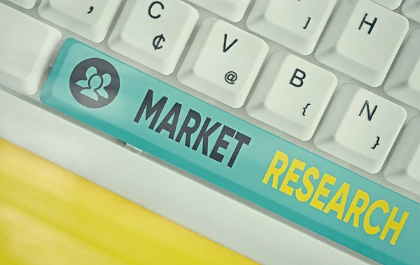 Tekst schrijven Marktonderzoek. Bedrijfsconcept voor het verzamelen van informatie over consumenten. — Stockfoto
