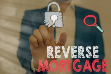 Ters ipoteği gösteren kavramsal el yazısı. Yaşlılara iş fotoğrafı yazılı kredisi, altmışların üstünde ve yaşlıların iade edilmesi için..