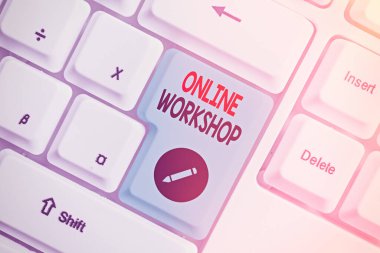 Çevrimiçi Atölye 'yi gösteren metin işareti. Elektronik web siteleri üzerinden mal ve malların kavramsal fotoğraf gösterimi.