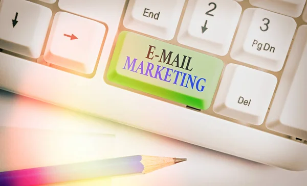 Εννοιολογική γραφή χέρι δείχνει Email Marketing. Επαγγελματική προβολή φωτογραφιών Αποστολή εμπορικού μηνύματος σε ομάδα εμφάνισης με χρήση αλληλογραφίας. — Φωτογραφία Αρχείου