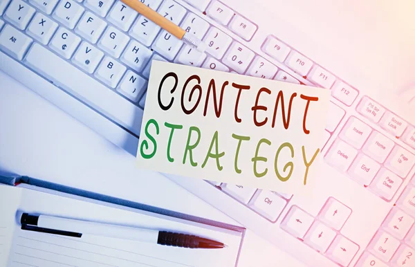 문서 작성 전략 (Content Strategy). 컨셉 이 의미하는 바는 좋은 사진 과 흰색 배경에 메모 용지와 클립 이 있는 화이트 키보드를 사용하여 마케팅 계획을 짜는 것입니다.. — 스톡 사진