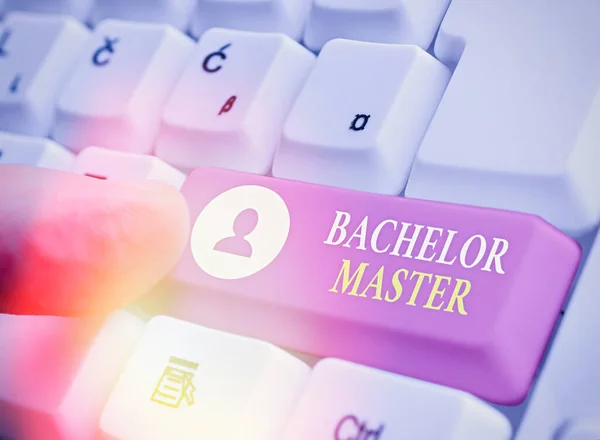 Escribiendo nota mostrando Bachelor Master. Muestra de fotos de negocios Un grado avanzado completado después de licenciatura es grado . — Foto de Stock