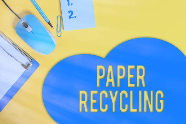 Kelime Yazısı Kağıt Geri Dönüşümü. Atık kağıtları geri dönüşüm yoluyla kullanmak için iş konsepti Metal pano boş kağıt kağıt kağıt ataç fare kalem notu renkli arkaplan. — Stok fotoğraf