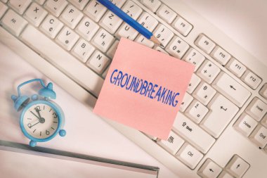 Çığır açan el yazısı metinleri. Anlamı çok yeni ve kendi türündeki diğer şeylere göre büyük bir değişiklik. Metin iletisi için pc klavyesinin üzerinde boş kırmızı not kağıdı balonu.