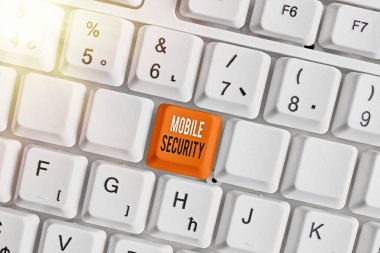 Mobil Güvenliği gösteren bir not yazıyorum. İş fotoğraflarında cep telefonunun tehditlerden ve kırılganlıklardan korunduğu görülüyor.