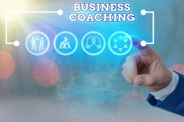 İş Koçluğu el yazısı. Kavram demek, çalışanlara danışmanlık yaparak daha aktif hale gelmelerine yardımcı olmak demektir..