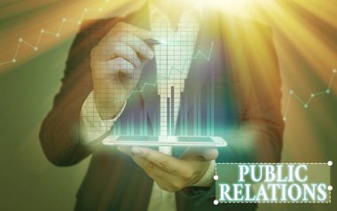 Halkla İlişkileri gösteren mesaj işareti. Bireysel bilgi dağılımını yöneten kavramsal fotoğraf uygulaması.