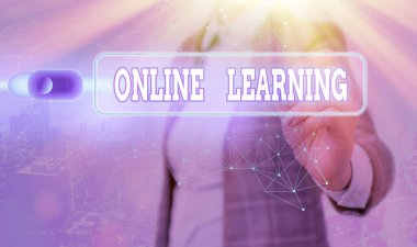 Online Learning 'i gösteren bir not yazıyorum. Larning 'in internet ve bilgisayarın yardımıyla çekilmiş bir iş fotoğrafı..