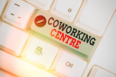 El yazısı iş birliği merkezi. Ortak iş yeri kavramı genellikle ofis ve bağımsız faaliyet.