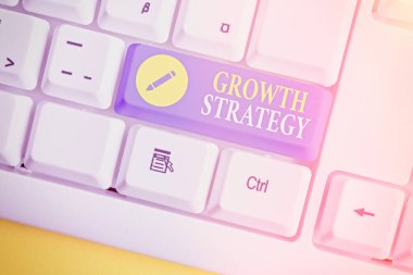 Metin işareti büyüme stratejisini gösteriyor. Kavramsal fotoğraf stratejisi, kısa vadede daha büyük pazar payı kazanmayı hedefliyor.