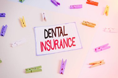 Diş sigortasını gösteren kavramsal el yazısı. İş fotoğrafı sağlık formu maliyetleri ödemek için tasarlandı Renkli çamaşır iğnesi kağıdı hatırlatıcısı sarı mavi arkaplan.