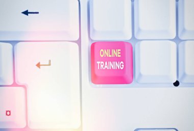 Çevrimiçi Eğitimi gösteren kavramsal el yazısı. İş fotoğrafı sergisi. Eğitim programını elektronik araçlardan alın..