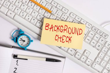 Geçmiş kontrollerini gösteren mesaj işareti. İşinizi etkileyebilecek konuları keşfetmek için kavramsal fotoğraf yolu pc klavye ve saat üzerindeki boş not kağıdının üzerinde düz yatıyordu.