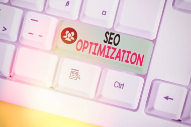 Kelime yazarı Seo Optimizasyonu. Web sitesinin veya sayfanın çevrimiçi görünürlüğünü etkileme süreci için iş konsepti.