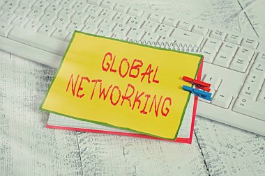 Global Networking 'i gösteren not yazılıyor. Tüm Dünya 'yı kapsayan iş fotoğrafı gösterme iletişim ağı WAN not defteri hatırlatma çengeli çivilenmiş levha hafif ahşap.