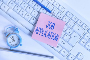 El yazısı metin görev uygulaması. Kavram demek. Standart iş belgesi bir dizi amaca hizmet eder. Metin iletisi için boşluk kırmızı not kağıdı baloncuğu üzerinde yer alır..