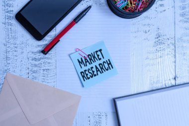 Pazar Araştırması 'nı gösteren metin işareti. Kavramsal fotoğraf. Tüketiciler hakkında bilgi toplama eylemi. Smartphone sayfası..