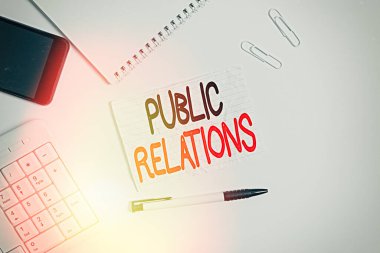 Kelime yazma Halkla İlişkiler. Bireysel cep telefonu kaleminin üzerinde yatan ve boşluk kağıdı kopyalayan bilginin yayılmasını yönetme uygulaması konsepti.