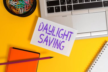 Yaz tabelası Yaz Saati 'ni gösteriyor. Verileri korumak için kullanılabilecek kavramsal fotoğraf depolama teknolojileri dizüstü bilgisayar kağıdı kırpma kutusu sarmal defter renkli arkaplan.