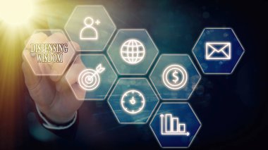 Metin işareti Bilgeliği Dağıtma 'yı gösteriyor. Çeşitli konularda entellektüel gerçekler veren kavramsal fotoğraf.