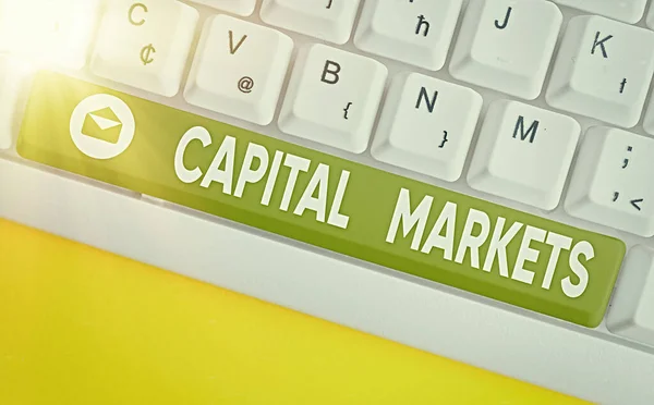 Texto de escritura de palabras Capital Markets. Concepto empresarial para permitir a las empresas recaudar fondos proporcionando seguridad en el mercado . — Foto de Stock