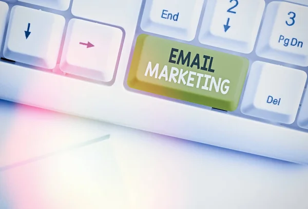 Textzeichen mit E-Mail Marketing. Konzeptfoto Senden einer kommerziellen Nachricht an eine Gruppe von Shows per E-Mail. — Stockfoto