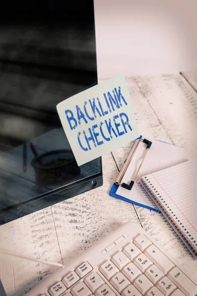 Texto de escritura de palabras Backlink Checker. Concepto de negocio para Encuentra a tus competidores más valiosos y patrones planos Nota papel pegado a la pantalla del ordenador negro cerca del teclado y estacionario . —  Fotos de Stock