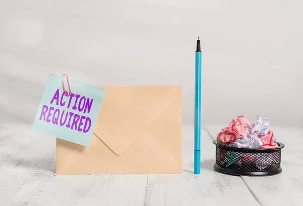 Nota de escrita mostrando Ação Necessária. Foto de negócios mostrando Regard uma ação de alguém em virtude de sua posição Envelope sticky note marcador bolas de papel recipiente fundo de madeira . — Fotografia de Stock