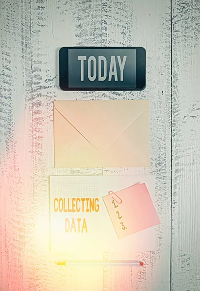 Κείμενο γραφής λέξεων Συλλογή δεδομένων. Επιχειρηματική ιδέα για τη συλλογή και τη μέτρηση πληροφοριών σχετικά με μεταβλητές ενδιαφέροντος Envelop smartphone σημειωματάριο σημείωμα κλιπ δείκτη παλιά ξύλινη vintage φόντο. — Φωτογραφία Αρχείου