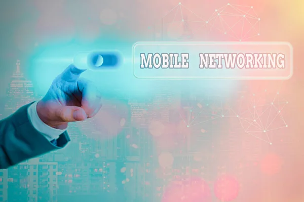 Εννοιολογική γραφή χεριών που δείχνει Mobile Networking. Business photo text Δίκτυο επικοινωνίας όπου ο τελευταίος σύνδεσμος είναι ασύρματος. — Φωτογραφία Αρχείου
