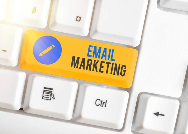 Word γράφοντας κείμενο Email Marketing. Επιχειρηματική ιδέα για την αποστολή εμπορικού μηνύματος σε ομάδα εμφάνισης με χρήση ταχυδρομείου. — Φωτογραφία Αρχείου