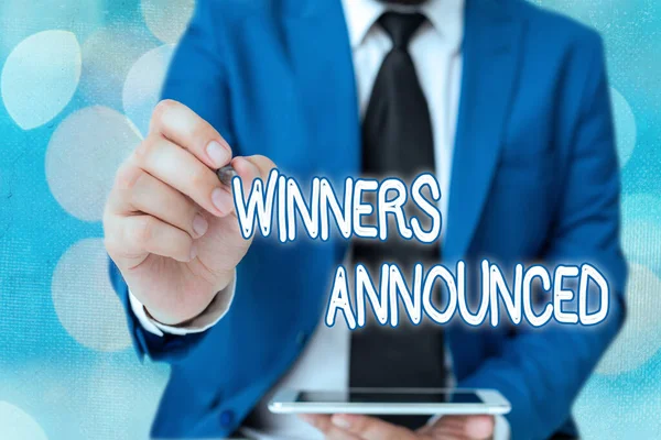 Texto de escritura de palabras anunciados los ganadores. Concepto de negocio para anunciar quién ganó el concurso o cualquier competencia . — Foto de Stock