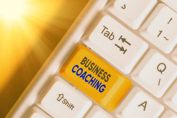 Handschrift tekst schrijven Business Coaching. Concept betekent Medewerkers helpen actiever te worden Een expert raadplegen. — Stockfoto