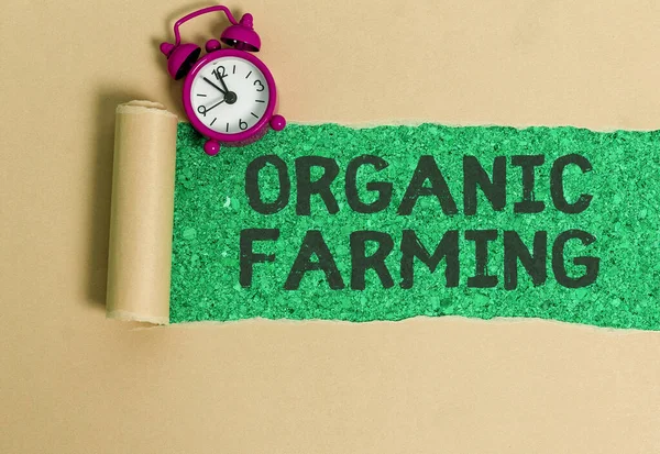Slovo psaní textu Organic Farming. Obchodní koncepce integrovaného zemědělského systému, který usiluje o udržitelnost. — Stock fotografie