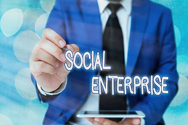 Написання тексту "Соціальне підприємство". Бізнес-концепція для бізнесу, яка заробляє гроші соціально відповідальним чином . — стокове фото