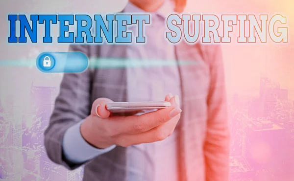 Textschild, das das Surfen im Internet zeigt. Konzeptfotos, die hunderte von Webseiten mit jedem installierten Browser durchsuchen. — Stockfoto