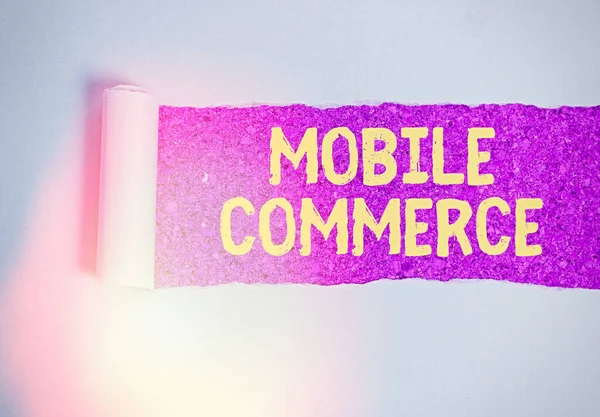 Sinal de texto mostrando comércio móvel. Foto conceitual Usando telefone celular para realizar transações comerciais on-line . — Fotografia de Stock