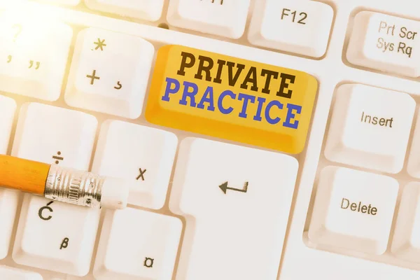 Tekst schrijven Private Practice. Bedrijfsconcept voor beroepsbeoefenaren, zoals examens of advocaten. — Stockfoto