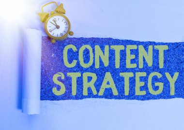 İçerik Stratejisini gösteren kavramsal el yazısı. İş fotoğrafı metni iyi fotoğraflar ve kelimeler kullanarak pazarlama planı oluşturdu.