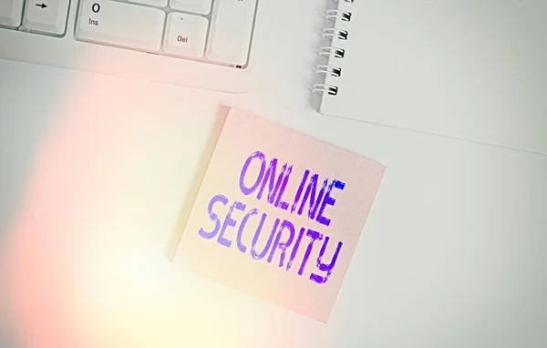 Tekst schrijven Online Security. Zakelijk concept voor regels om te beschermen tegen aanvallen via het Internet Leeg notitiepapier op de witte achtergrond door het pc-toetsenbord met kopieerruimte. — Stockfoto