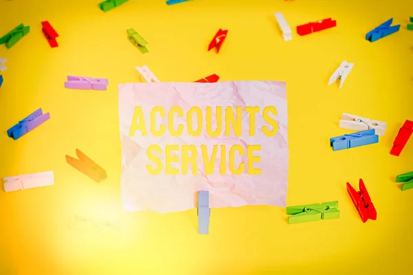 Word scrittura di testo Accounts Service. Business concept per accedere all'elenco dei profili utente e delle informazioni collegate Carte colorate mollette vuoto promemoria giallo pavimento fondo ufficio . — Foto Stock