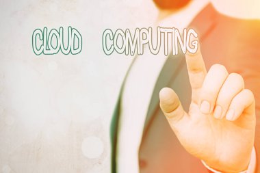 Cloud Computing 'i gösteren metin işareti. Kavramsal fotoğraf İnternet 'te sunulan uzak sunucu ağını kullan.