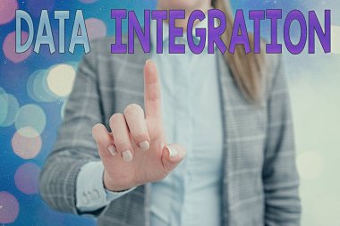 Veri Bütünleşmesi el yazısı metni. Kavram, birleştirmek için teknik ve iş süreçlerinin kombinasyonu anlamına gelir.