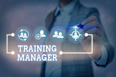 Eğitim Müdürünü gösteren bir not yazıyorum. İş fotoğrafı gösterimi yüksek pozisyonları geliştirmek için gerekli becerileri verir.