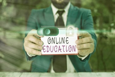 Çevrimiçi Eğitimi gösteren bir not. İş fotoğrafçılığı eğitimi ve öğrenmeyi kolaylaştırma etik uygulaması.